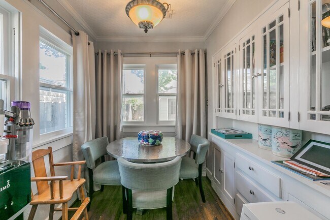 Building Photo - Charming Bungalow - Arlington Heights