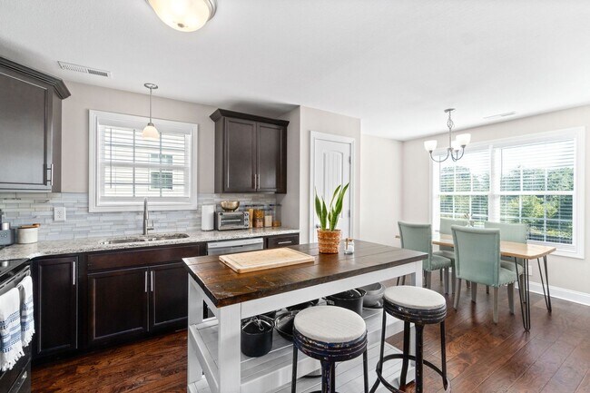 Building Photo - Pet Friendly Three Bedroom with Bonus!