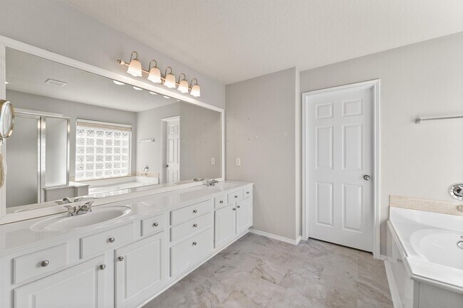 Building Photo - 18914 Woodglen Shadows Dr