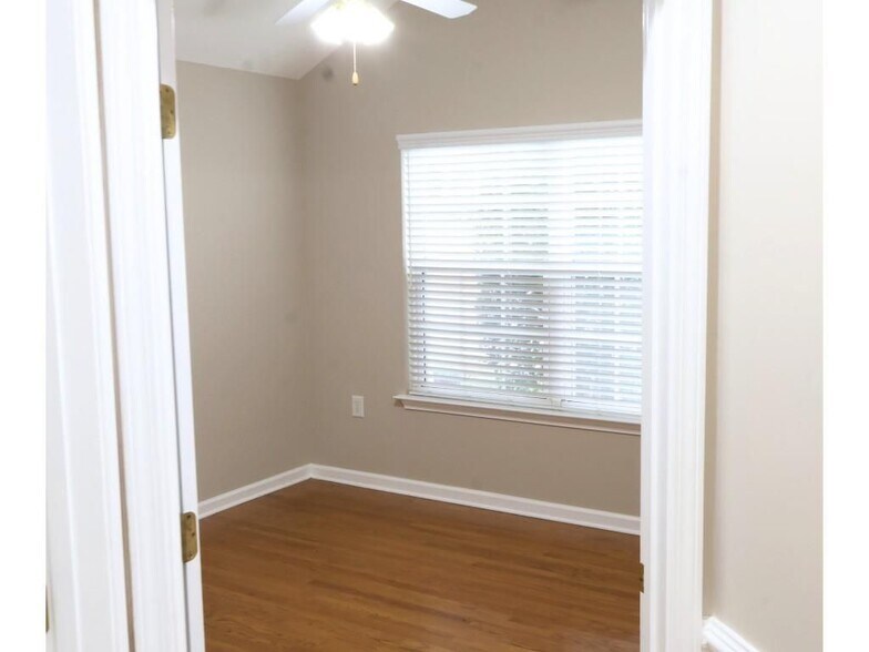 Building Photo - 3204 Village Ln