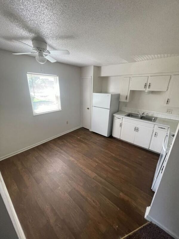 Building Photo - 1415 W Maple Ave