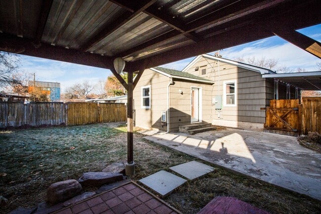 Building Photo - Centrally located single family home 2 bed...