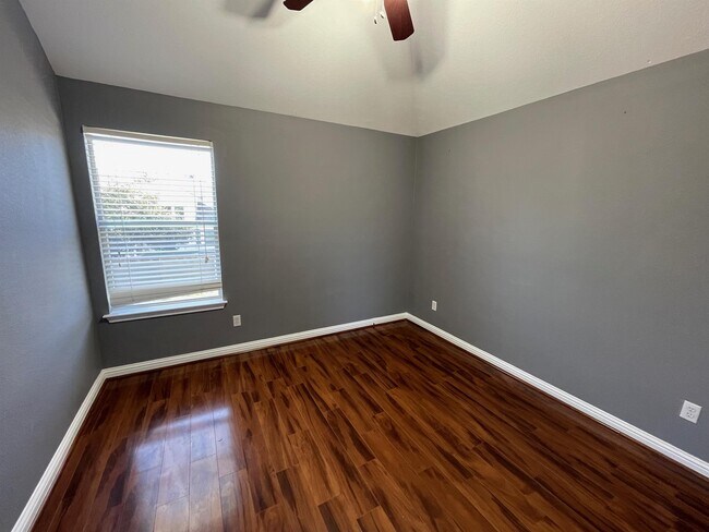 Building Photo - 10312 Yellowstone Dr