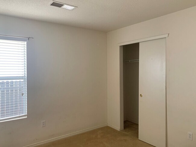 Building Photo - Charming 3 bdrm, 2 bath home