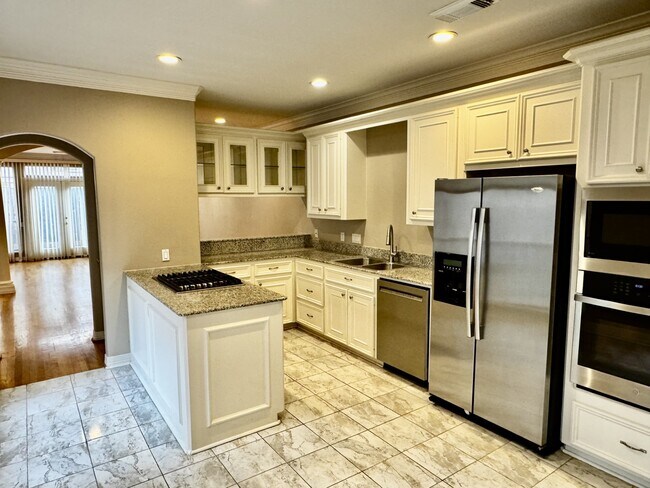 Building Photo - 4916 Travis St