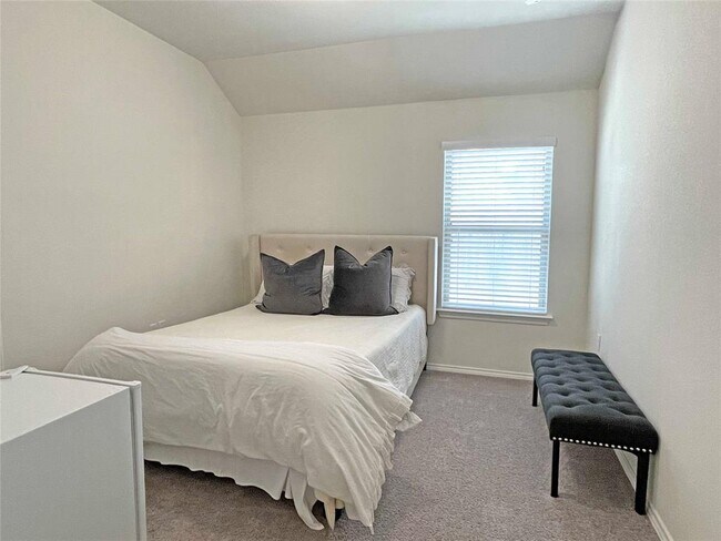 Building Photo - 13313 Henneman Dr