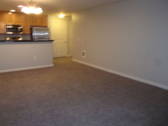 Building Photo - Popular West Oaks Condo