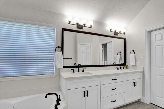 Building Photo - 1617 Sweetbay Dr