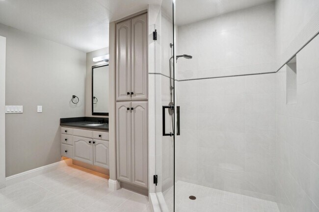 Building Photo - 651 Manresa Ln