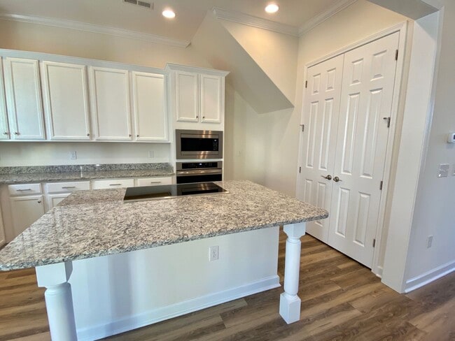 Building Photo - LUXURIOUS HIGH-END 2-story townhome in Market Common - walk to everything!