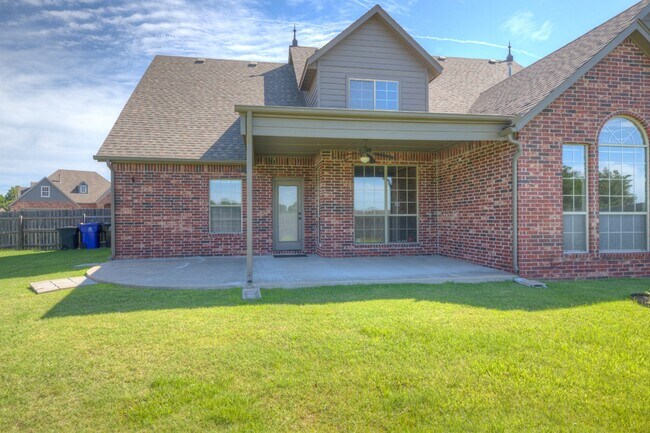 Building Photo - 1317 W Dover St