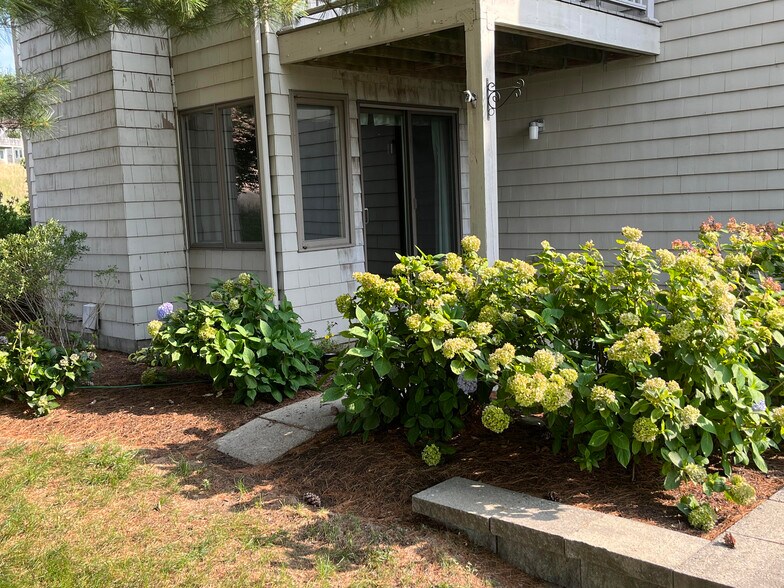 9' x 12' patio, with privacy bushes - 77 Windward Ln