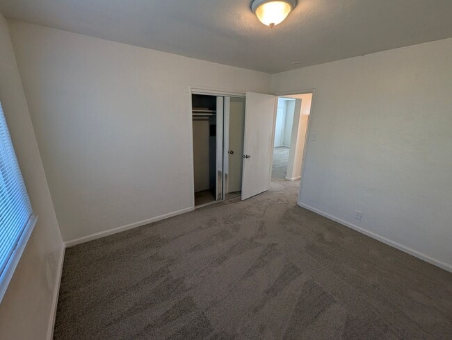 Building Photo - San Antonio Walk-Up 2/1 Available Now