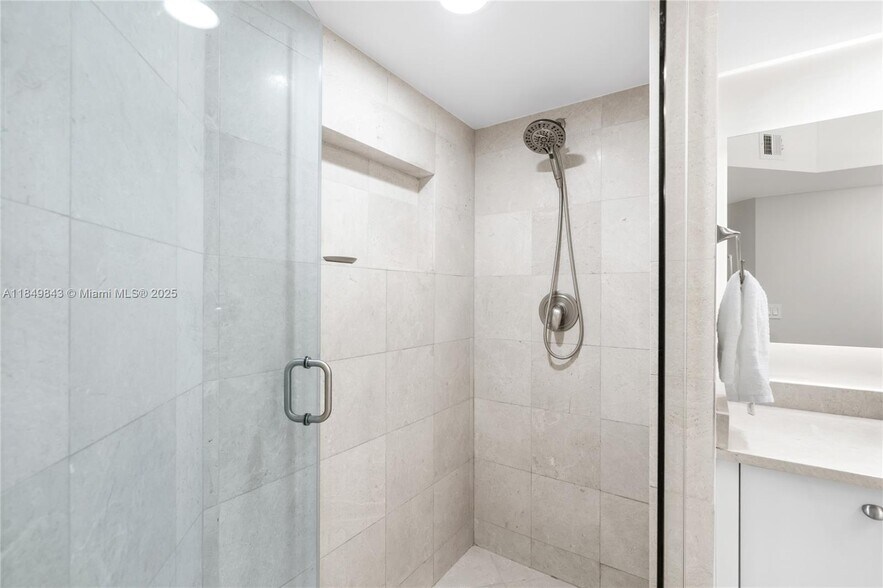 Building Photo - 16500 Collins Ave