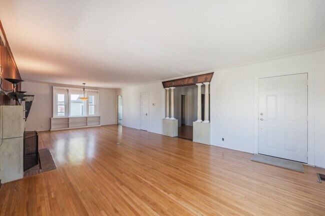Building Photo - Classic Hermosa Beach Home!