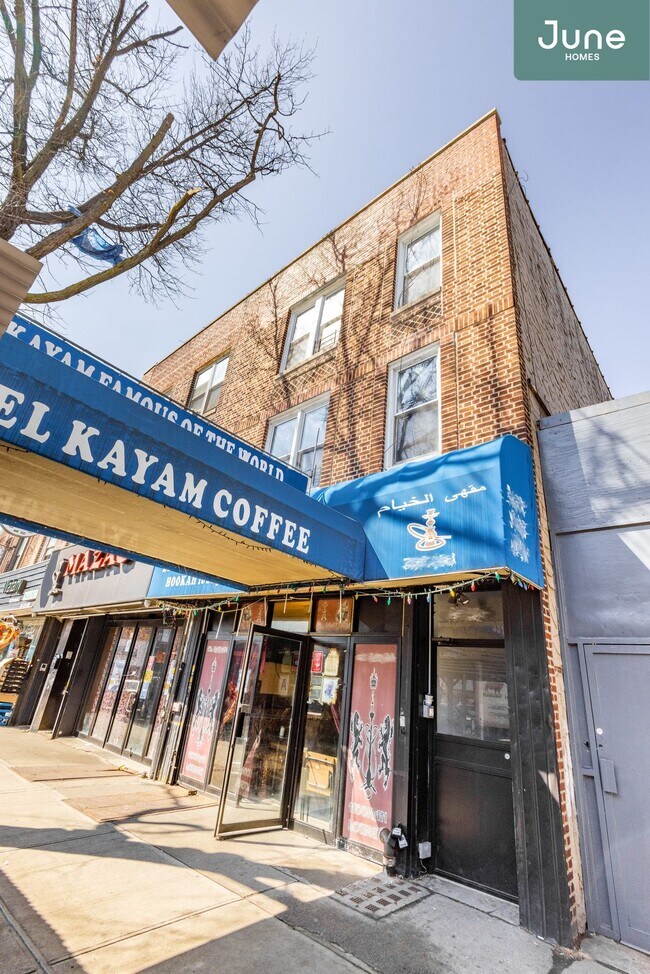 Building Photo - Queen room in 4-bed/2.0-bath Home