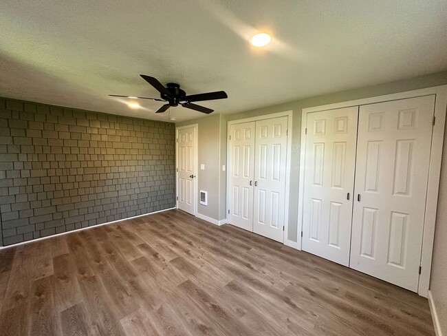 Building Photo - $500 OFF Move in Costs!!