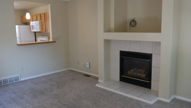 Building Photo - 4 Bed 3 Bath off Dublin/Powers w/AC- Avail...