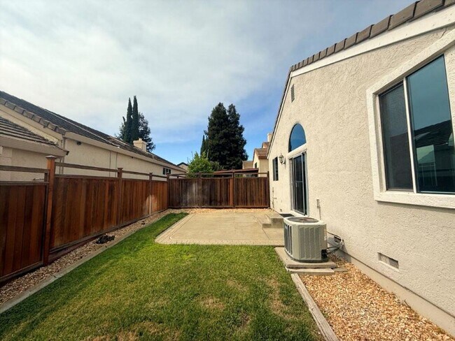 Building Photo - 900 Bluewater Dr