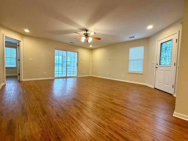 Building Photo - 10557 Maine Dr