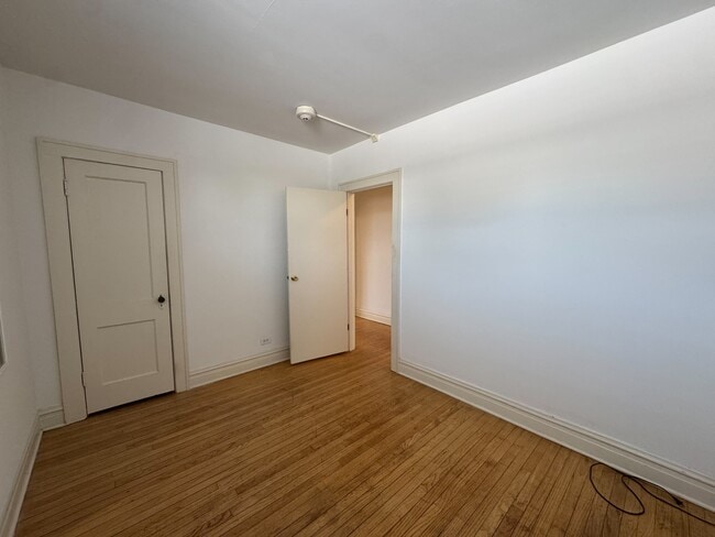 Building Photo - 28W579 Stafford Pl