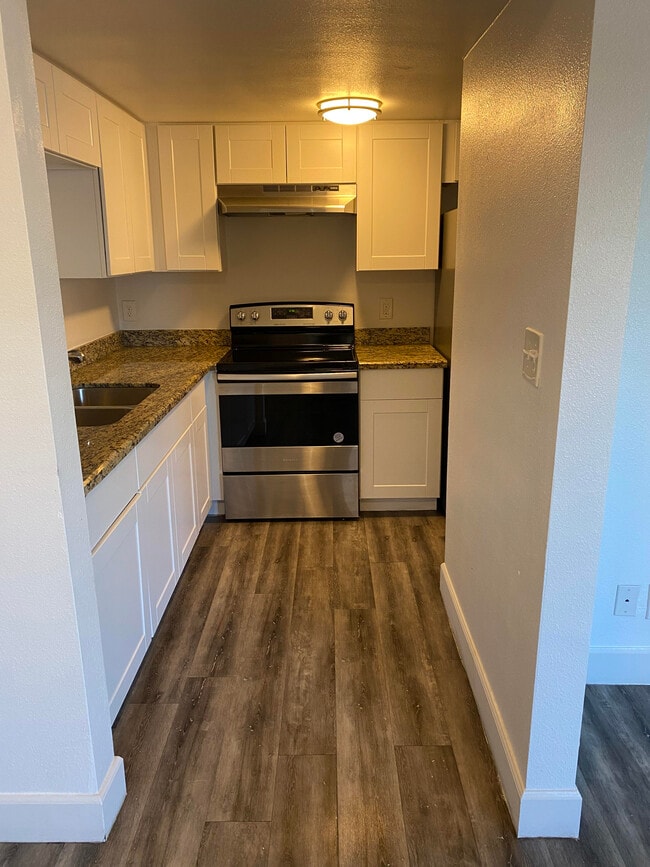 Building Photo - Canyon Greens