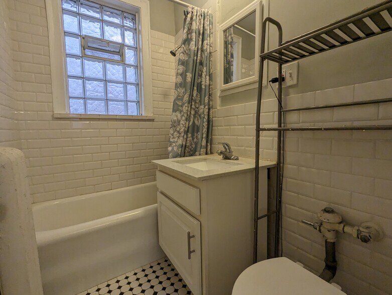 Building Photo - 546 W Surf St