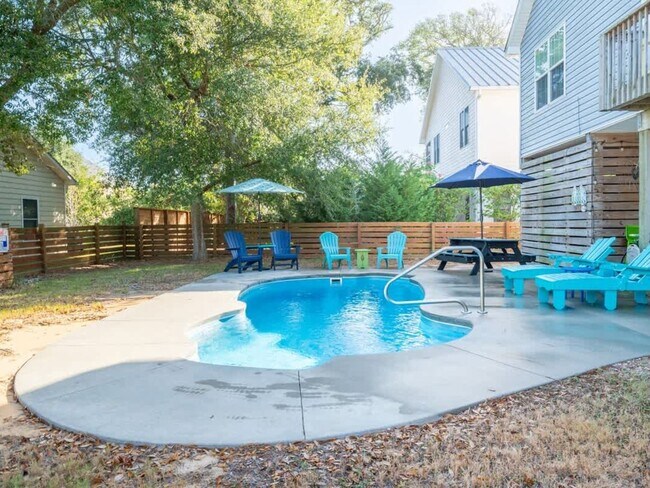 Building Photo - The Gypsy Rose @ 4502 E Oak Island Dr