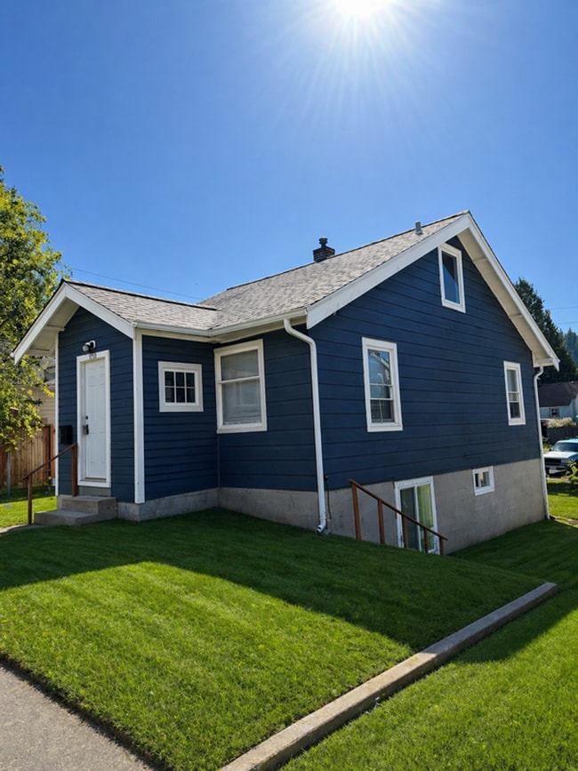 Building Photo - 6 bedroom, 2 Bath Home Available in August!