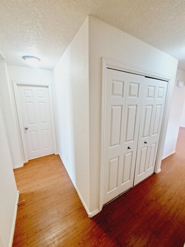 Building Photo - 3 bed 2 bath home in Huning Ranch!