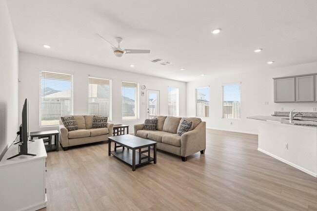 Building Photo - 5026 Lavaridge Dr