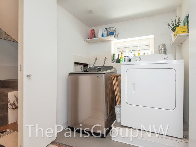 Building Photo - Remarkably Remodeled Queen Anne Home w/Air Conditioning!