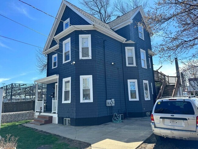 Primary Photo - 23R Thorndike St