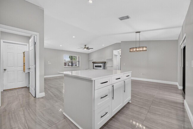 Building Photo - 825 SE Starflower Ave