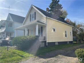 Building Photo - 3 Bedroom Single Family