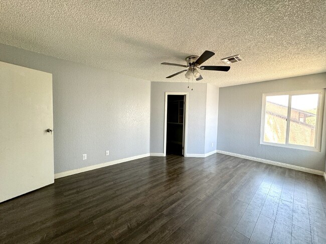 Building Photo - 4BD/3BA Henderson Townhome with Fireplace,...