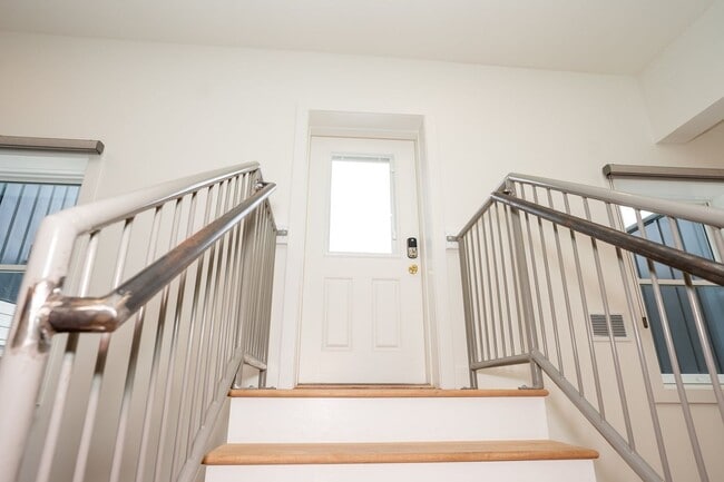 Building Photo - 102 W 6th St