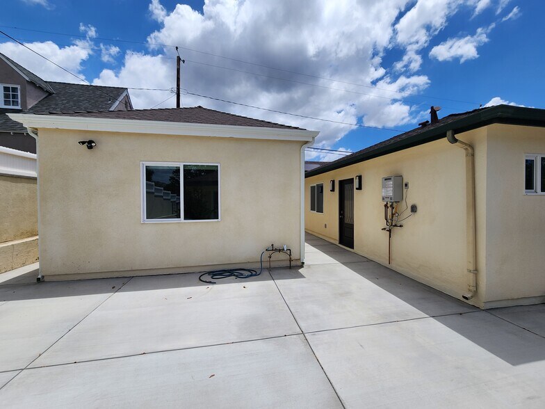 Building Photo - 528 Amherst Dr