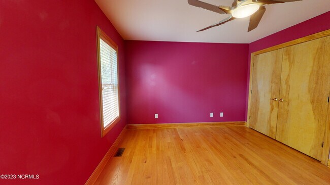 Building Photo - 245 Lakeside Dr