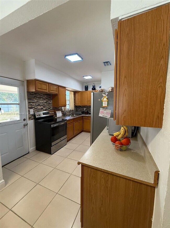 Building Photo - 3 bedroom in Miami Gardens FL 33054