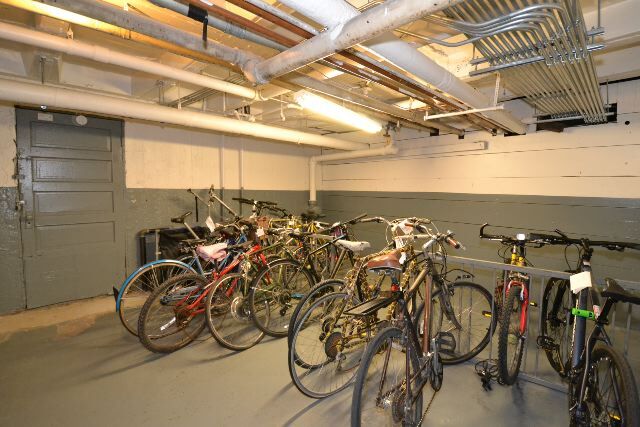 Building Photo - 411 W Roscoe St