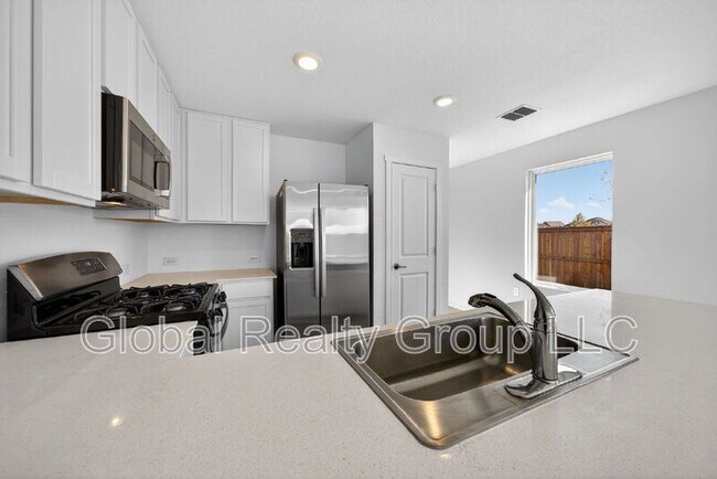 Building Photo - 10647 Nye St