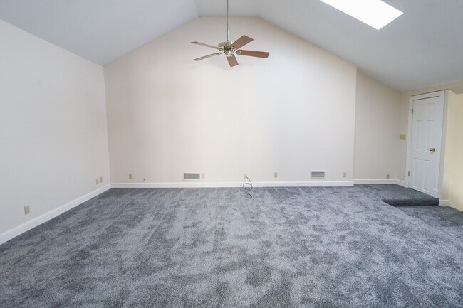 Building Photo - Updated Move In Ready 3-Bedroom Home, Grea...