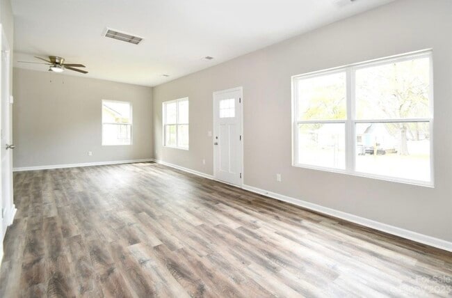 Building Photo - 905 Klondale Ave