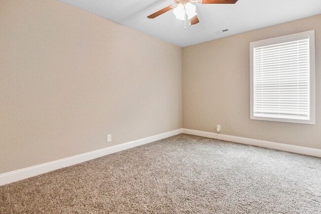 Building Photo - Pet Friendly Three Bedroom!