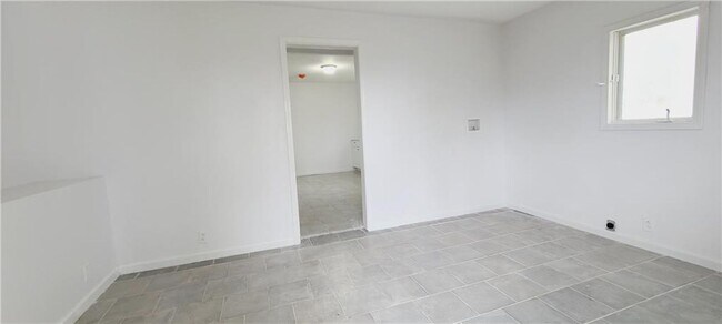 Building Photo - Newly remodeled 3 Bed 2 Bath