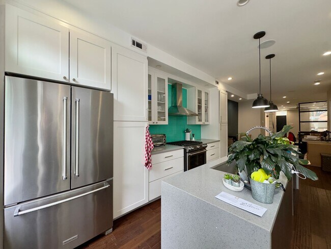 Building Photo - Charming 4Bed/3Bath in Riverside Neighborhood