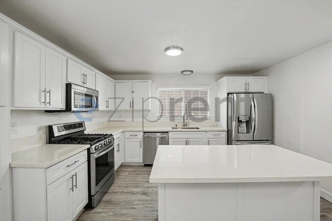 Building Photo - 927 Freeman Ave