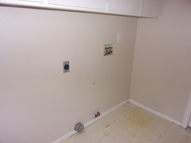 Building Photo - 1609 Paseo Flores Dr