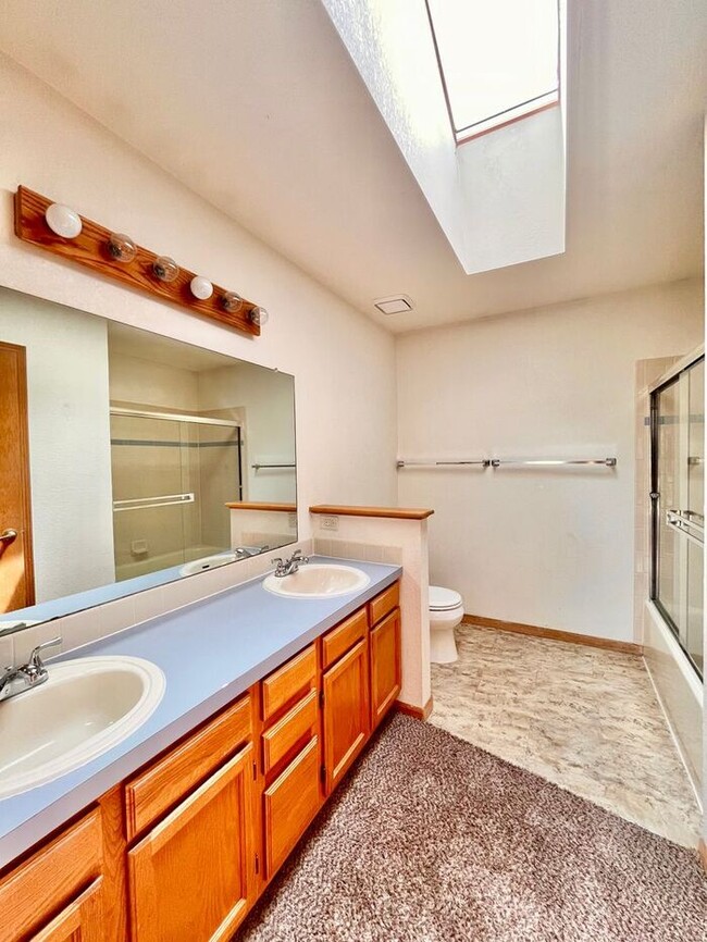 Building Photo - Spacious 4 Bed 3 Bath Home with 2-Car Atta...